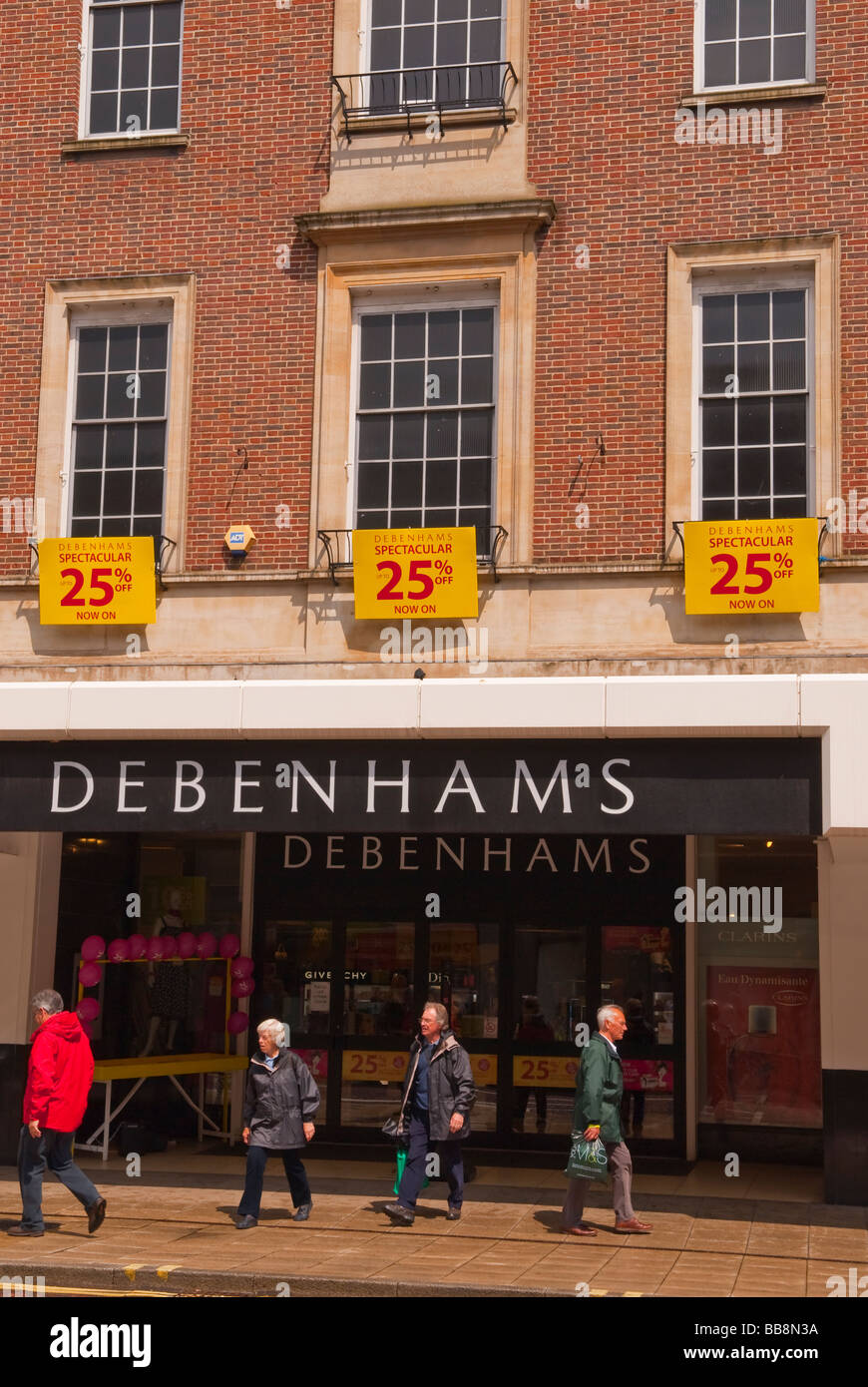 Una vendita su presso il dipartimento Debenhams shop store in Norwich, Norfolk, Regno Unito Foto Stock