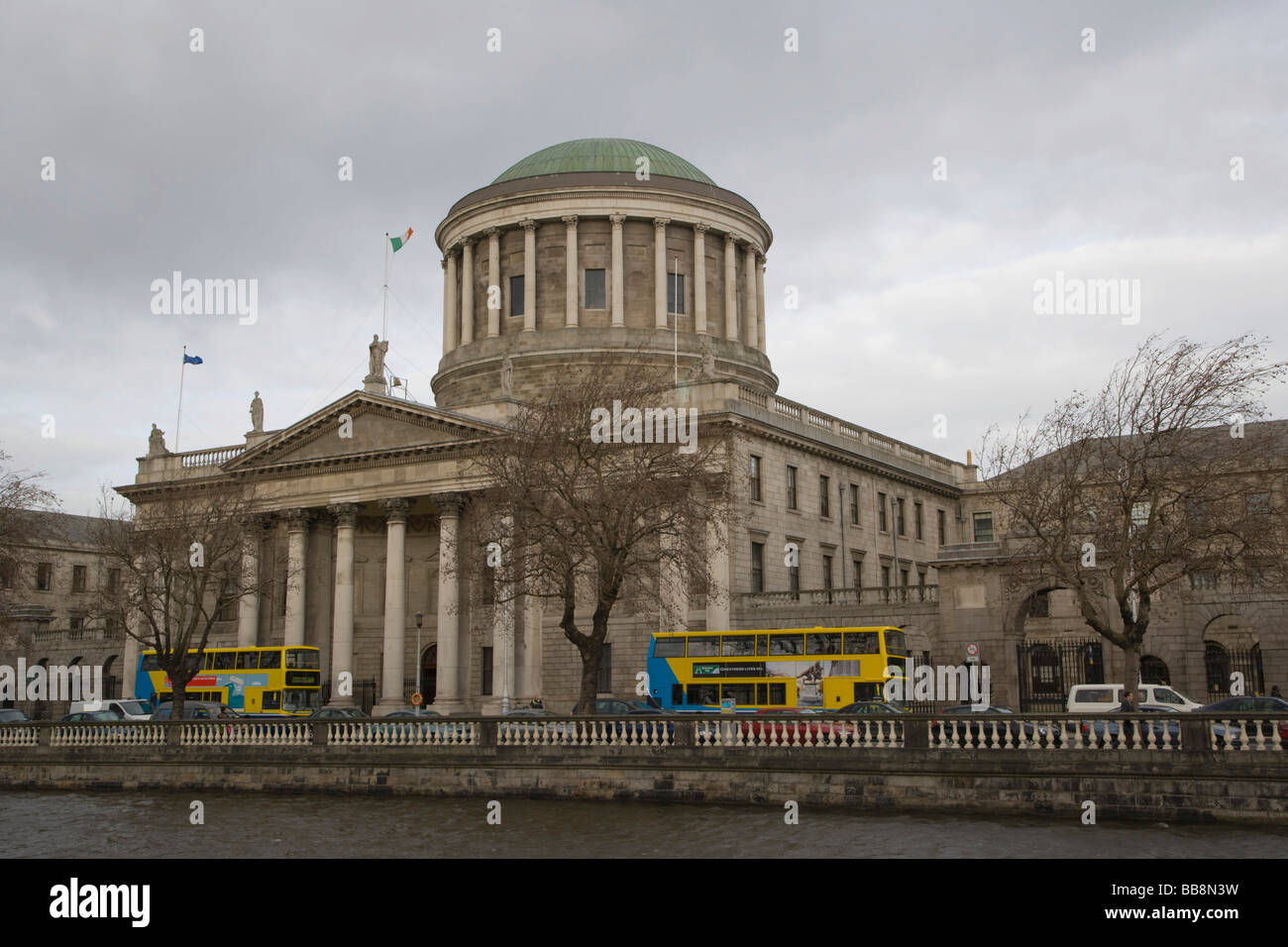 I quattro campi da tennis lungo il fiume Liffey quayside, Dublino, Irlanda Foto Stock