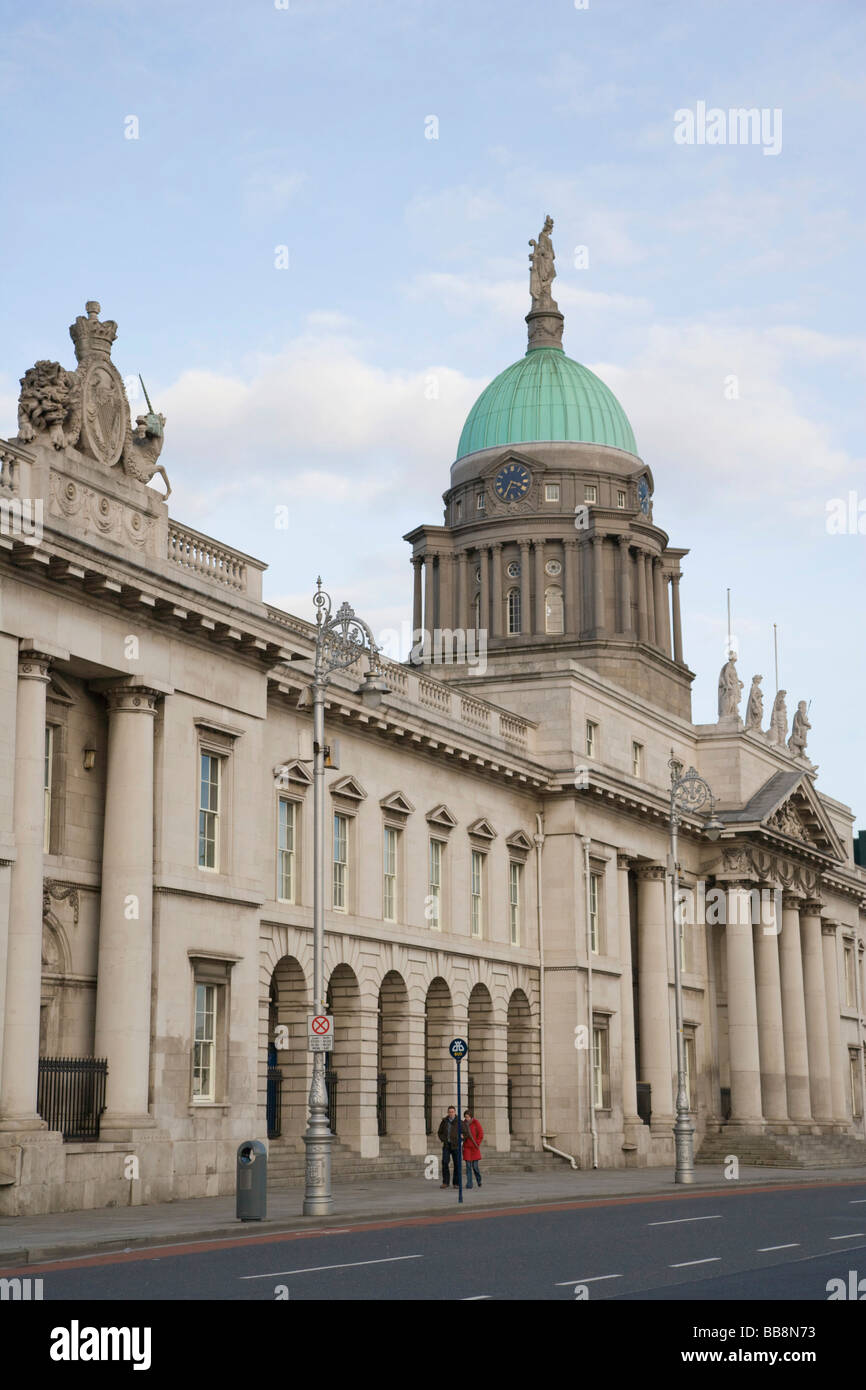 Il Custom House da Custom House Quay, Dublin, Irlanda Foto Stock
