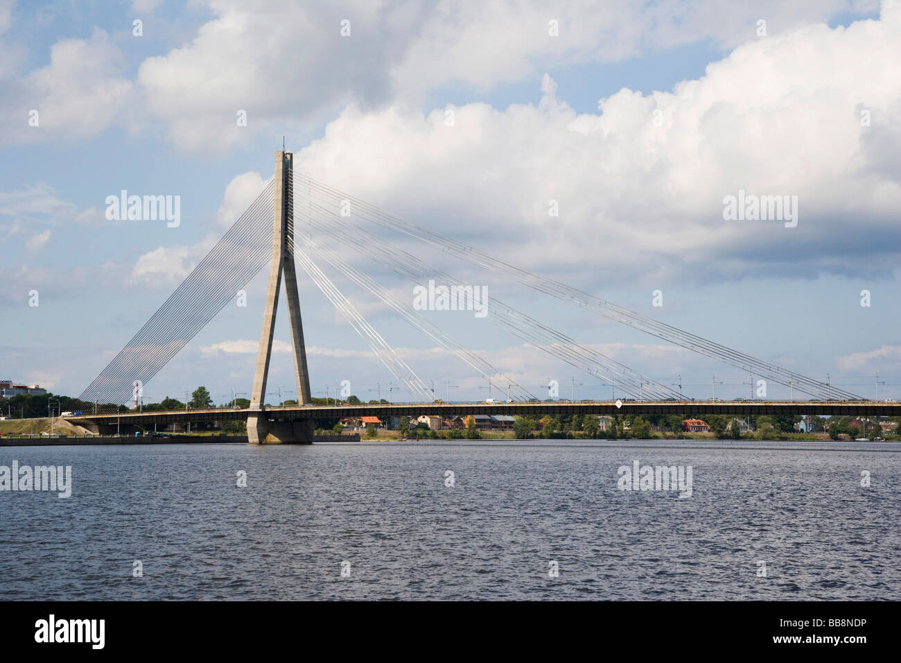 Il cavo ponte Vansu si inclina Daugava, Riga, Lettonia Foto Stock