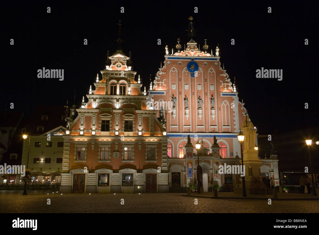 Casa di punti neri, Melngalvju Nams di notte, la Town Hall Square, Ratslaukums, città vecchia, Vecriga, Riga, Lettonia Foto Stock