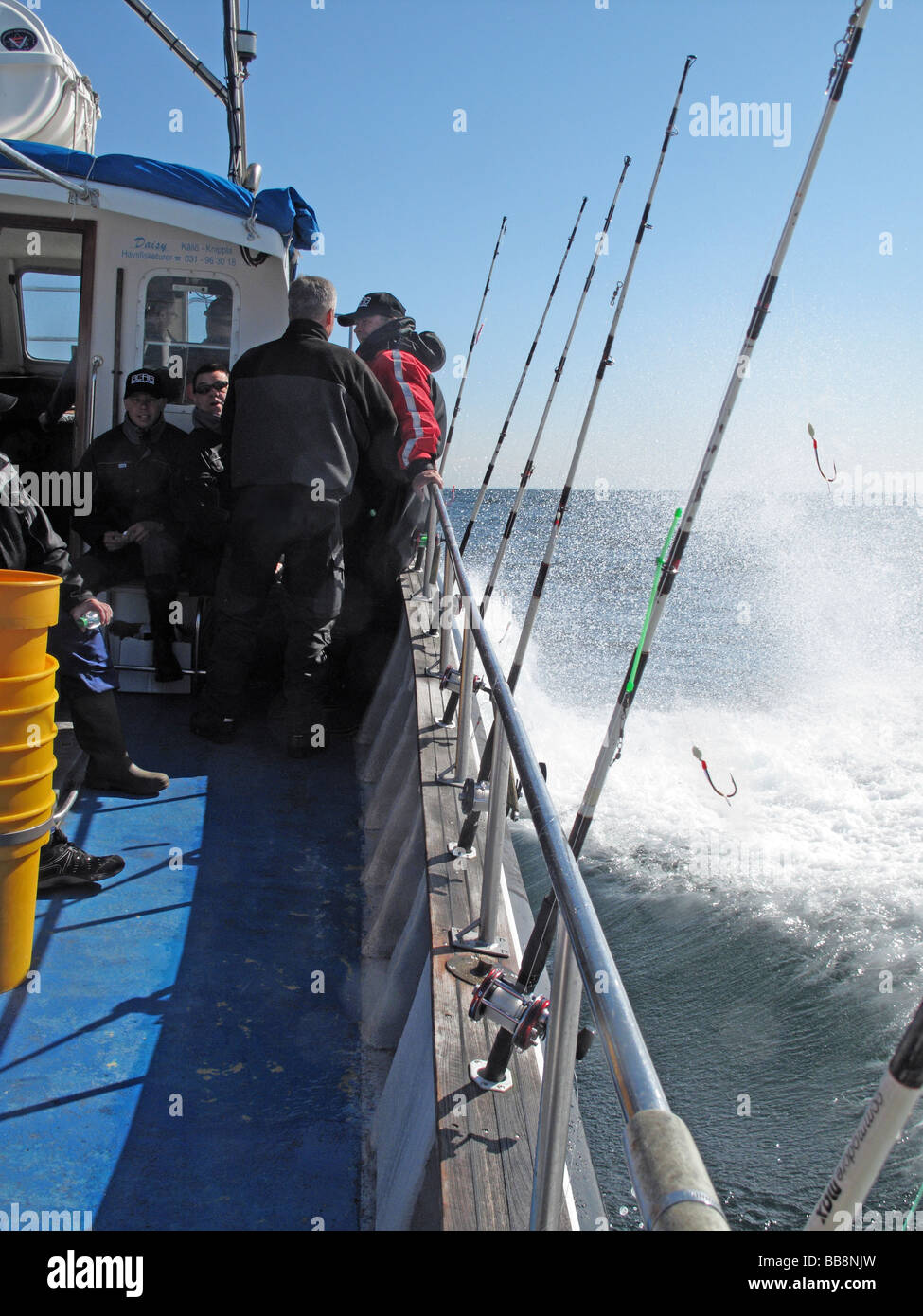 Gli uomini a bordo alla pesca in mare profondo viaggio sul Mar Kattegat Scandinavia Foto Stock