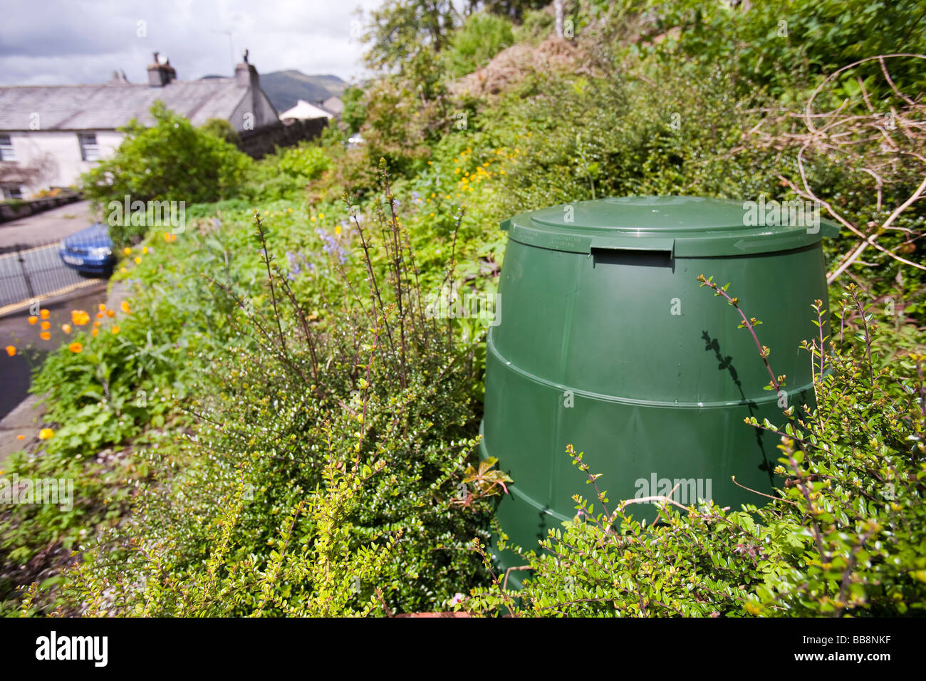Un compost bin in un giardino a Ambleside, Regno Unito Foto Stock