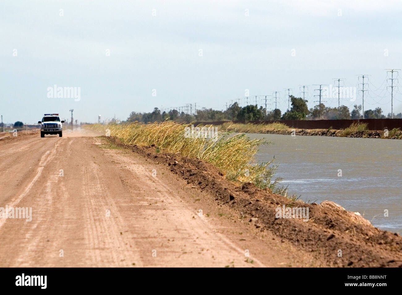 Il Messico USA Bordo lungo tutto il canale americano vicino Calexico California Foto Stock