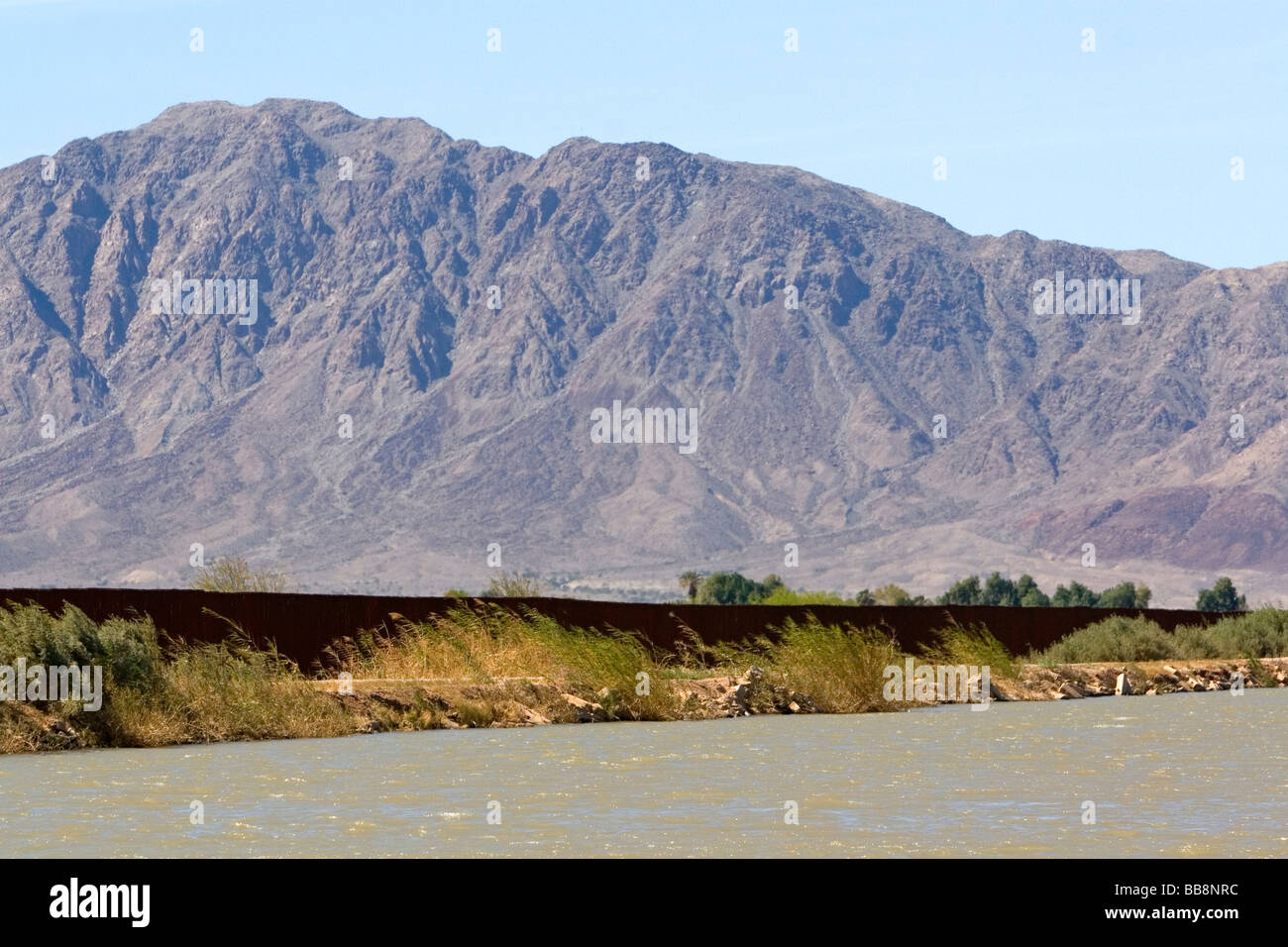L U S Messico confine lungo tutto il canale americano vicino Calexico California Foto Stock