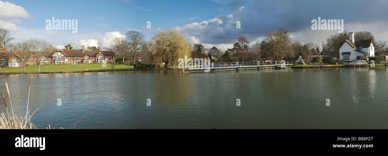 Vista panoramica del fiume Tamigi a monte del Goring weir in Oxfordshire Uk Foto Stock