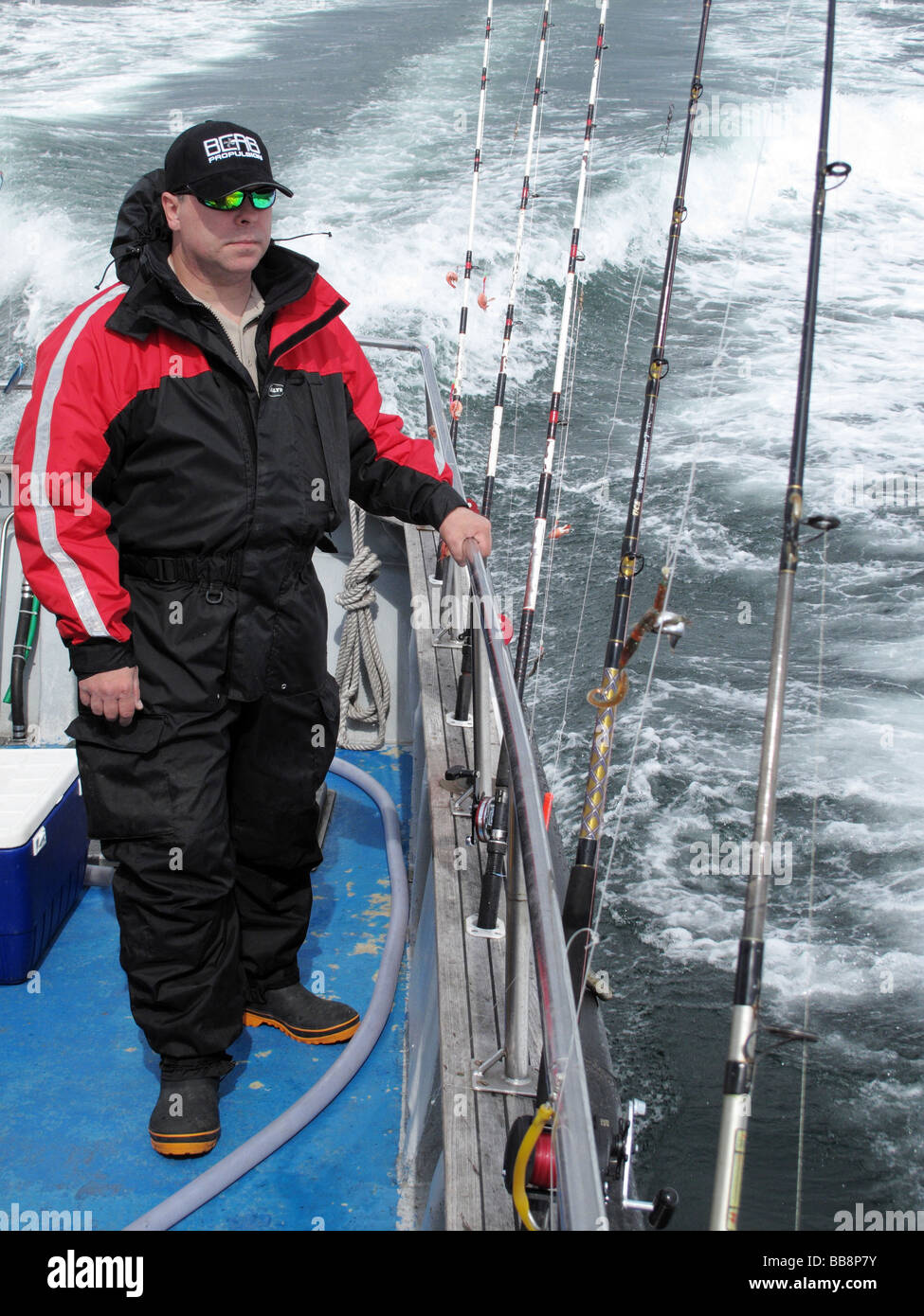 Gli uomini a bordo in piedi al mare dip viaggio di pesca con pronta la pesca nel Kattegat Sea Scandinavia Foto Stock