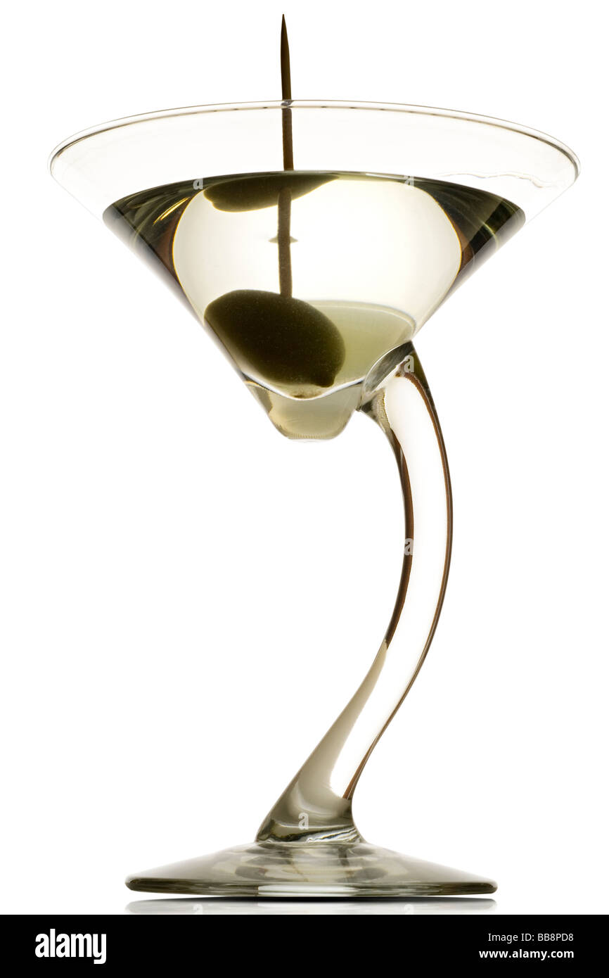 Un martini bicchiere con la bevanda e un olivo in esso di sporco sul bianco percorso di clipping incluso Foto Stock