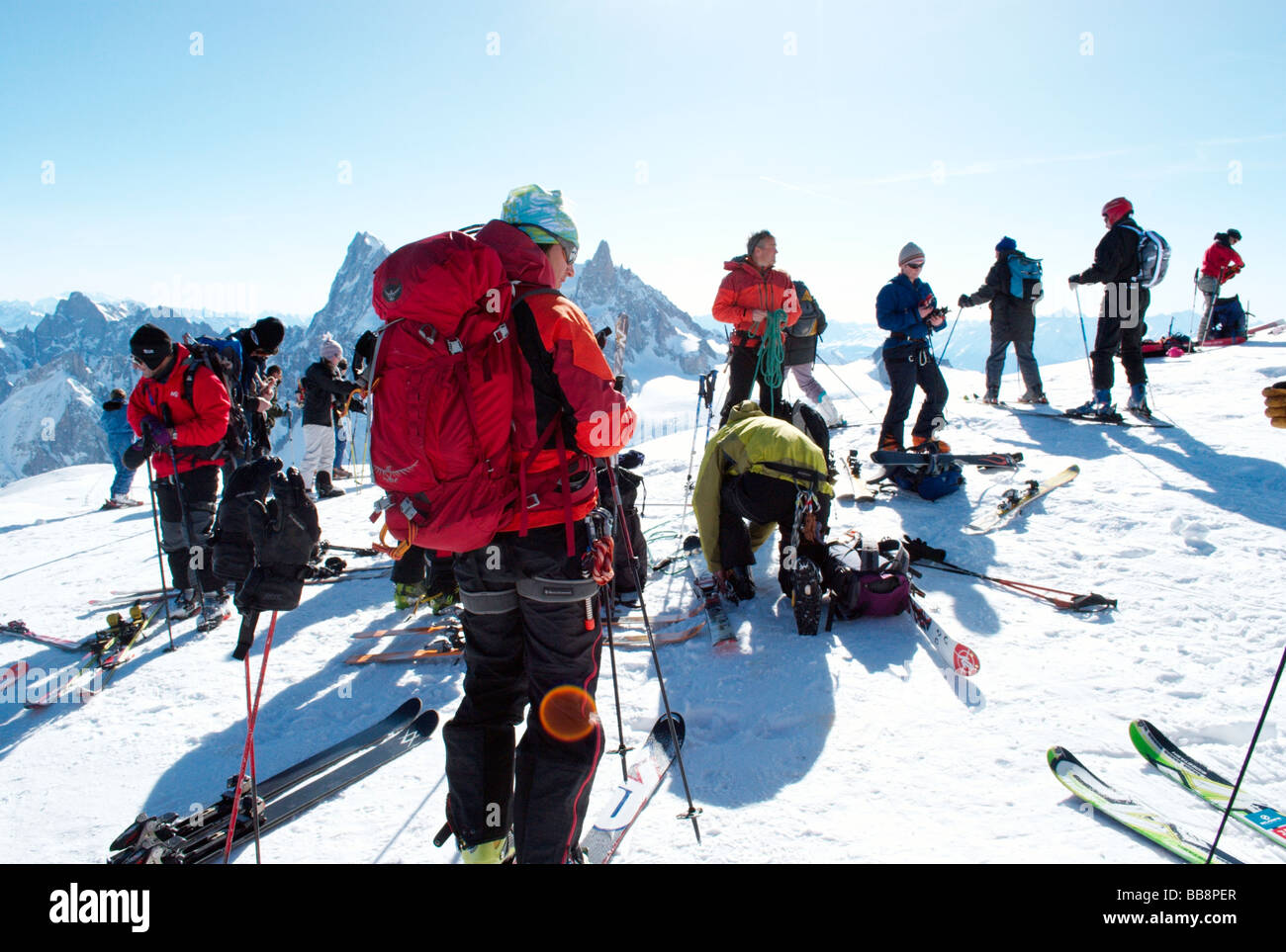 Gli sciatori sulla Aiguille du Midi all'inizio della Vallee Blanche, Chamonix, Francia Foto Stock