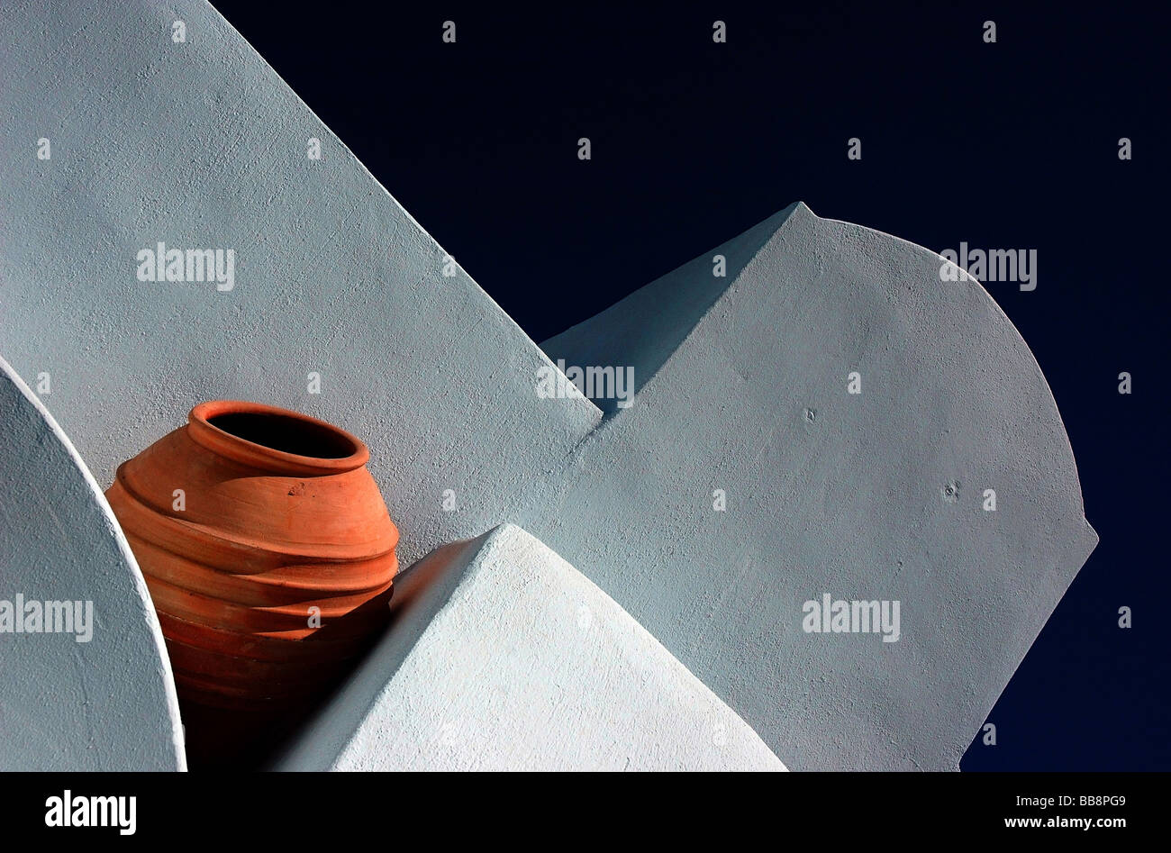 Urna di terracotta sul tetto bianco Foto Stock
