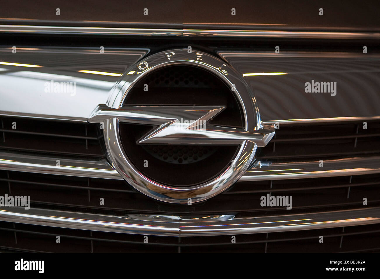 Griglia pannello frontale con il logo della società dell'automobile marca Opel  Insignia, Germania Foto stock - Alamy
