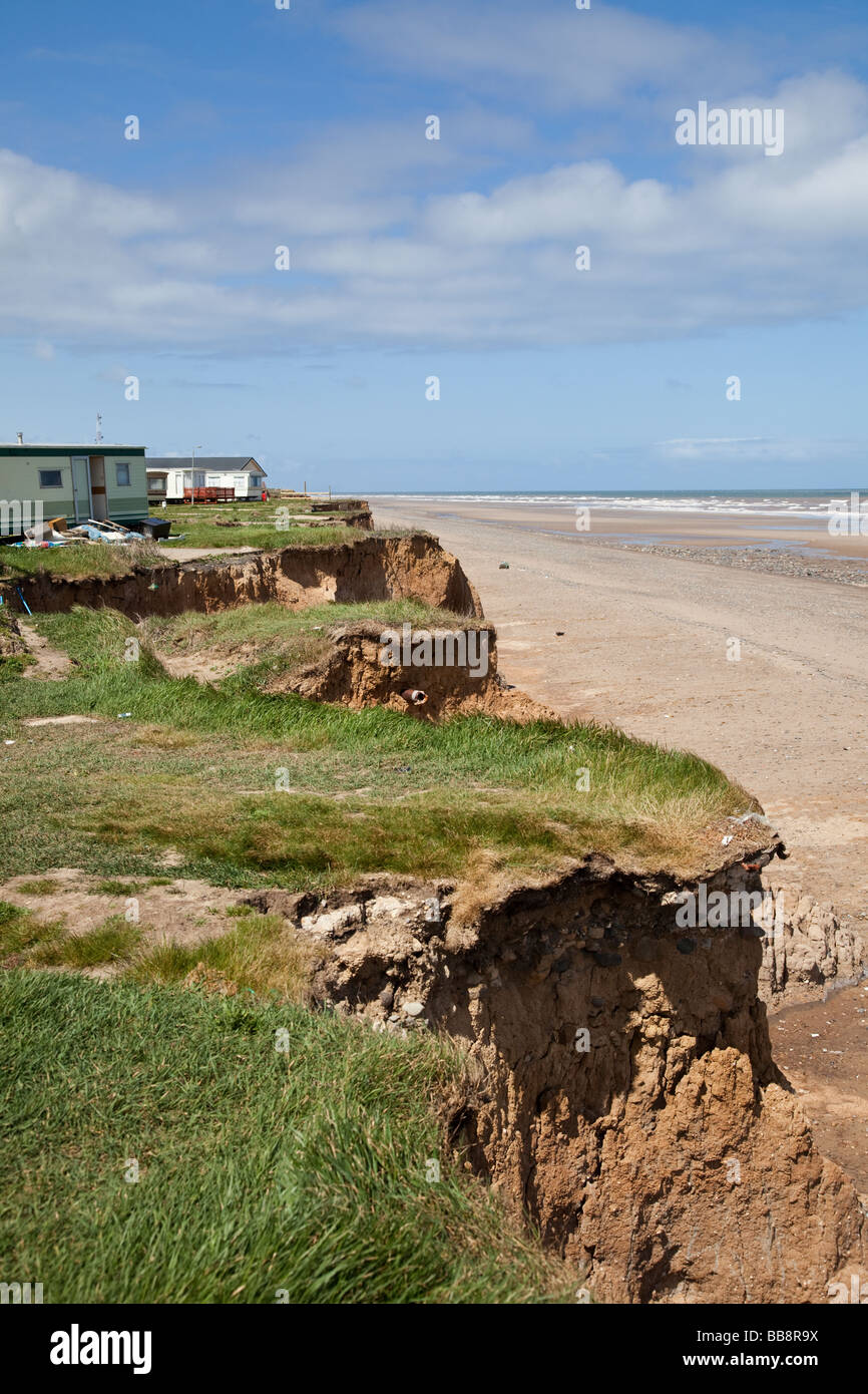 Case vacanza a un caravan park in pericolo dal Mare del Nord erosione costiera sulle scogliere della costa orientale dell'Inghilterra a Easington REGNO UNITO Foto Stock