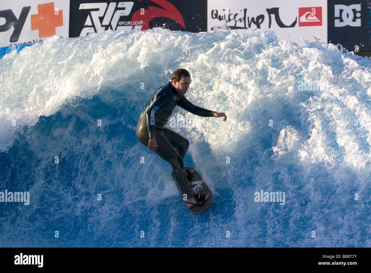 L'uomo surf su un uomo macchina dell'onda a Mission Beach San Diego California Meridionale STATI UNITI D'AMERICA Foto Stock