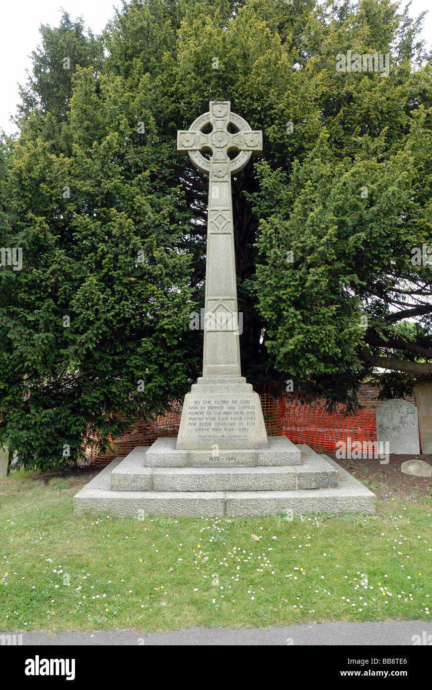 Memoriale di guerra per entrambe le guerre mondiali presso il St Peter s Chiesa Vecchia a Woking Surrey in Inghilterra La chiesa è un grado 1 edificio elencato Foto Stock