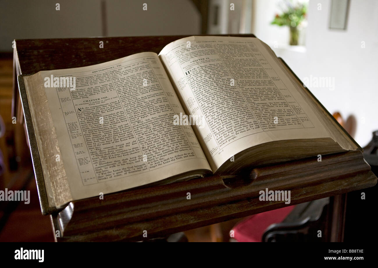 Una vecchia Bibbia aperta sul leggio nella chiesa di campagna nel West Sussex, in Inghilterra, Regno Unito Foto Stock