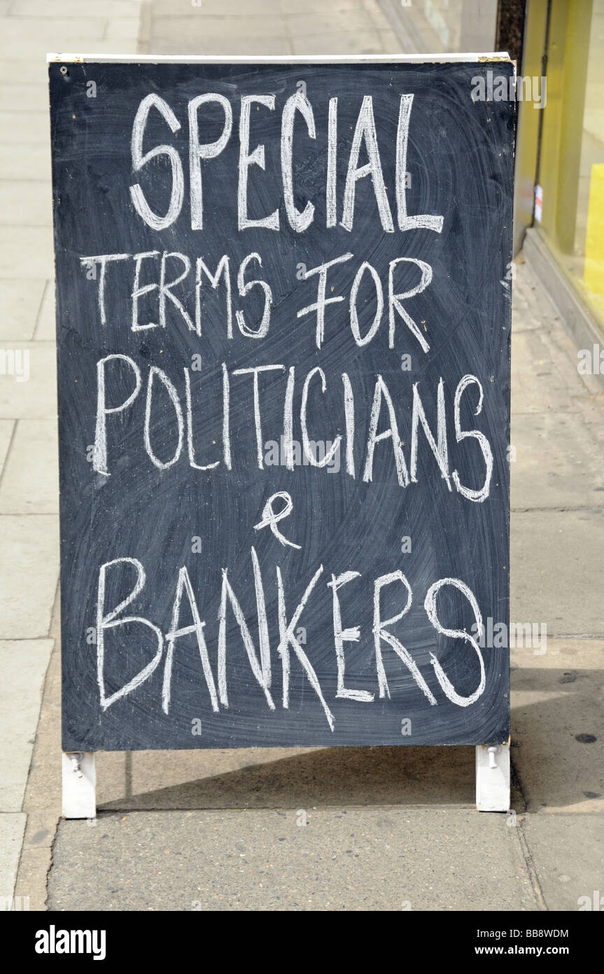 Condizioni speciali per i politici banchieri scritto su billboard Foto Stock