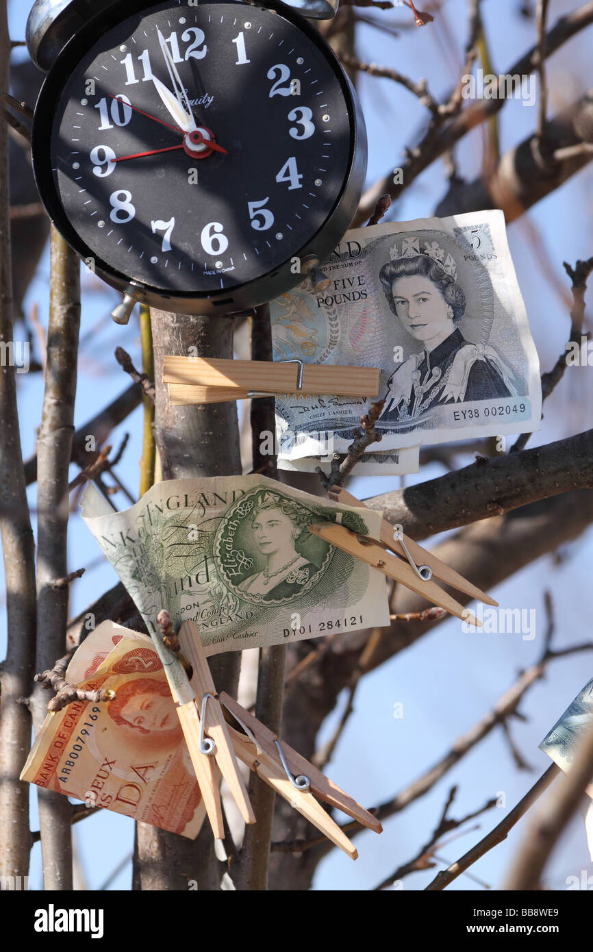 Il tempo e il denaro, il denaro cresce sugli alberi, monetario britannico Foto Stock