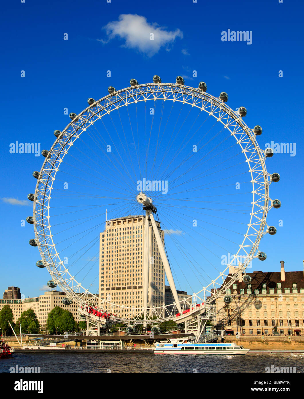 Il London Eye. South Bank di Londra Inghilterra REGNO UNITO Foto Stock