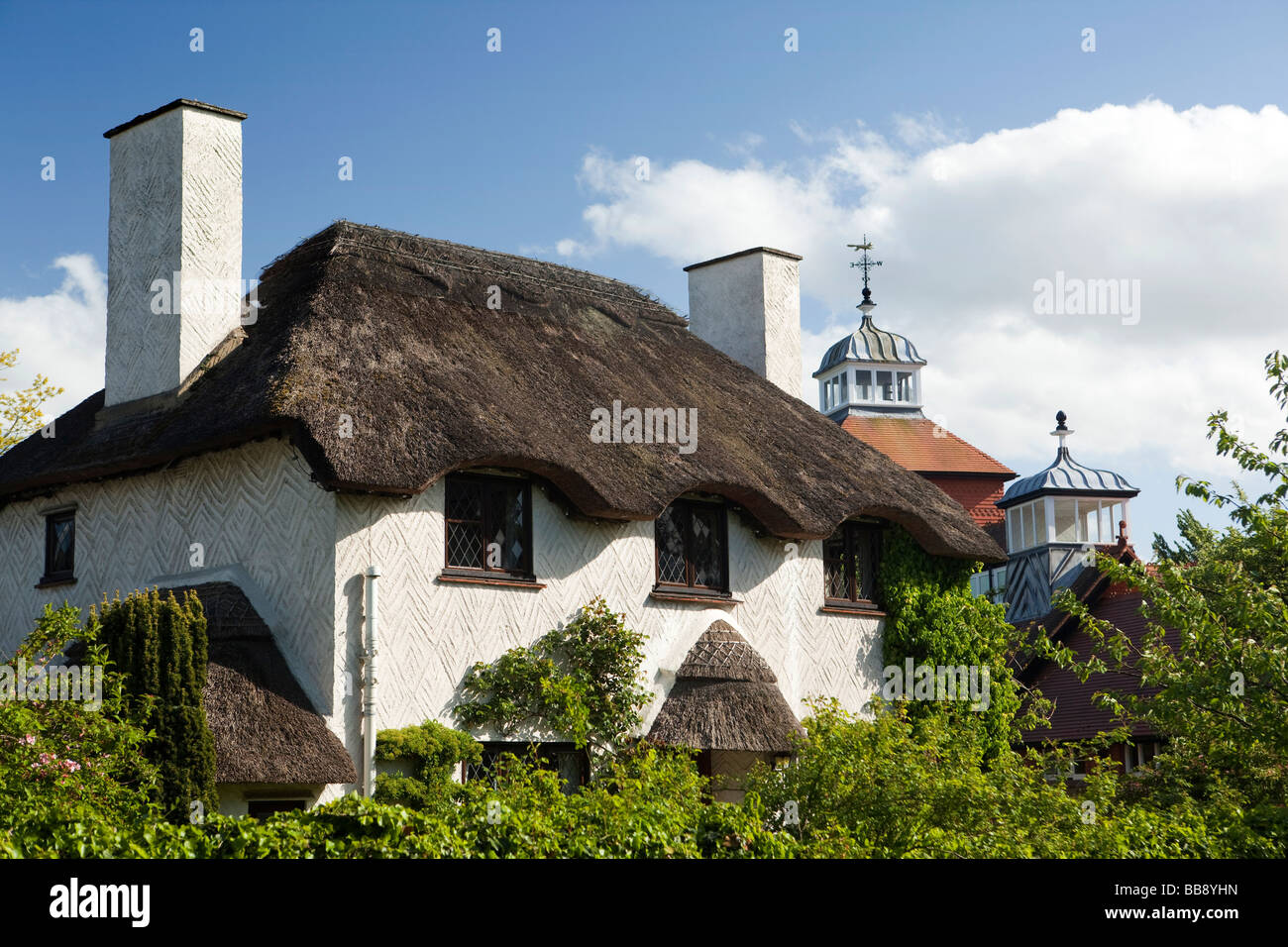 Inghilterra Berkshire Cookham School Lane attraente cottage con il tetto di paglia Foto Stock