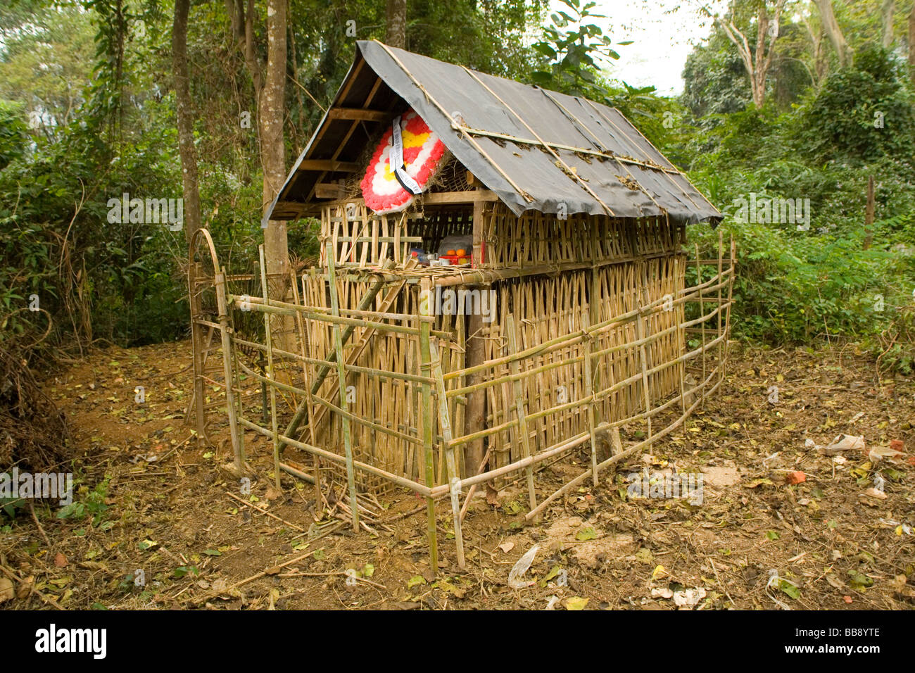 Capanna di sepoltura nel nord del Vietnam contenente un sarcofago contenente doni e momentos e delle offerte Foto Stock