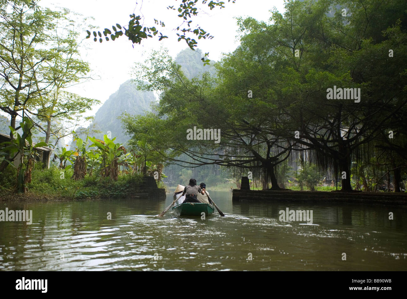 Imbarcazioni a remi sul fiume e nelle grotte sulle Ong Dong River a Tam Coc vicino a Ninh Binh Vietnam Foto Stock