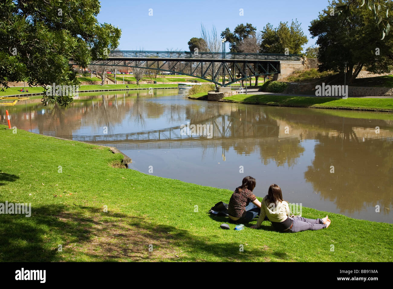 Gli studenti relax presso il River Torrens nel centro di Adelaide, South Australia, Australia Foto Stock