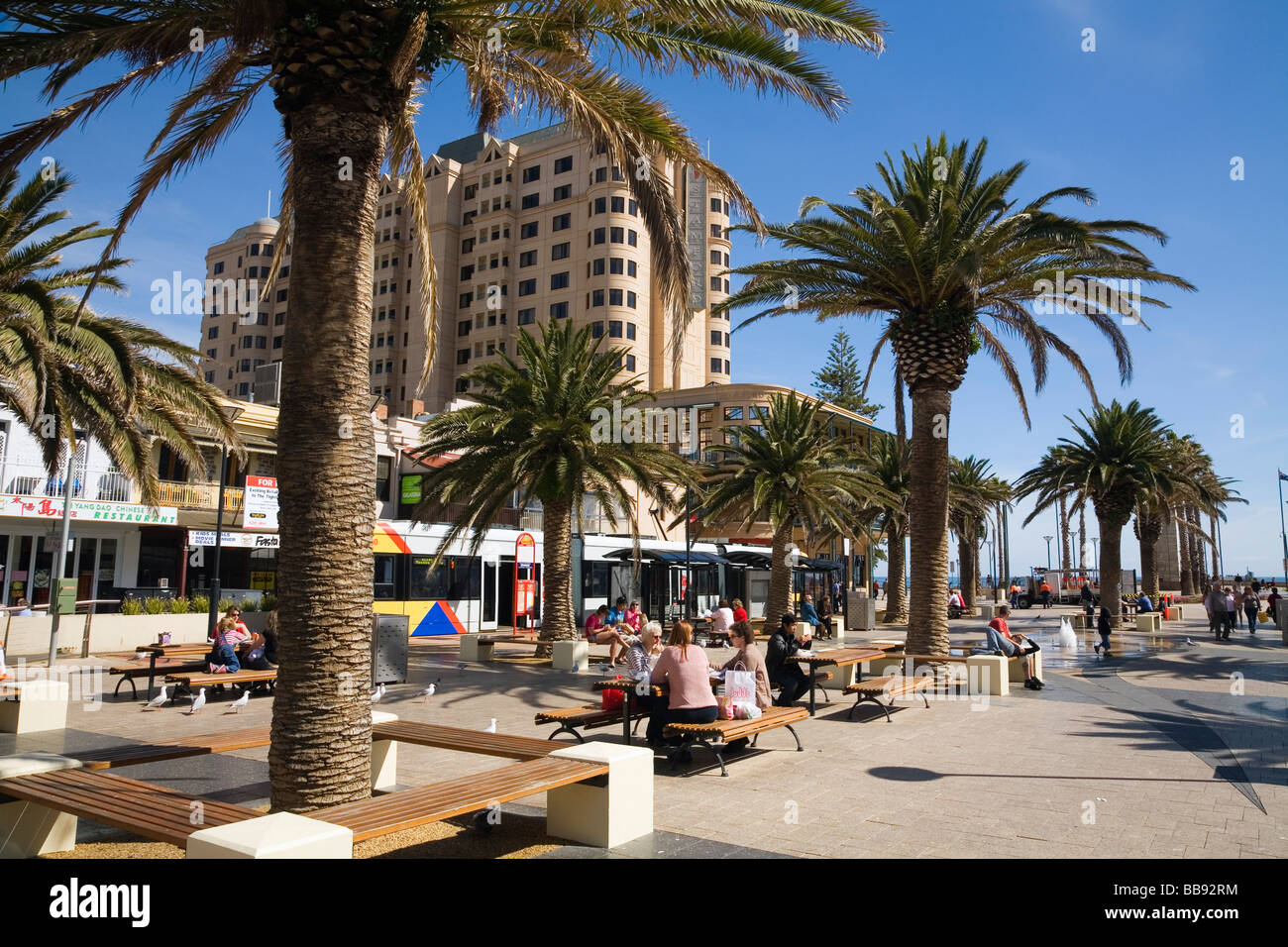 Seaside Plaza alla spiaggia di Glenelg ad Adelaide nel South Australia, Australia Foto Stock