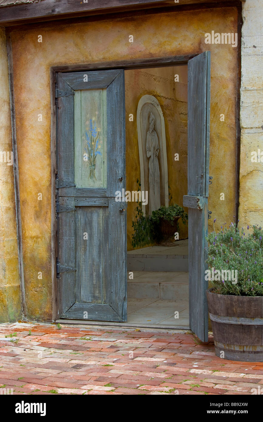 Armonia CA: Weathered porta con una vista di un dipinto di parete interna Foto Stock