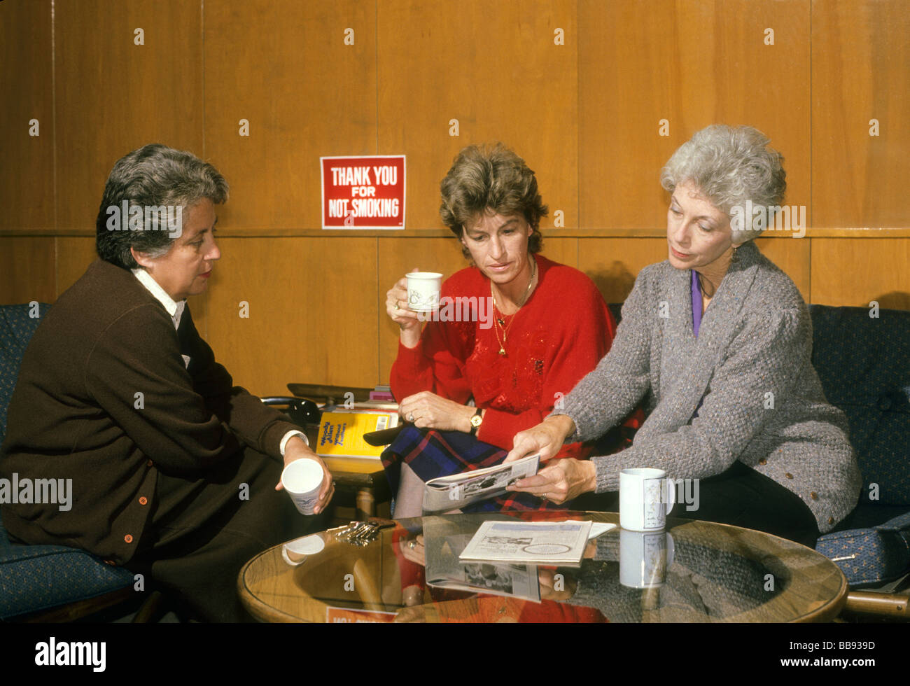 Tre donne no sala fumatori Ufficio pausa caffè amico quota senior Foto Stock