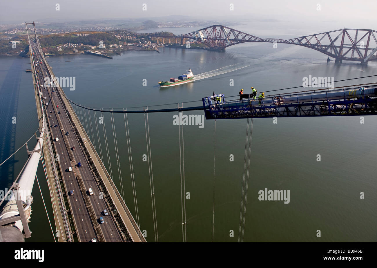 Operai effettuare riparazioni urgenti sul Forth Road Bridge cavi, alta al di sopra del Firth of Forth, nei pressi di Edimburgo, Scozia. Foto Stock