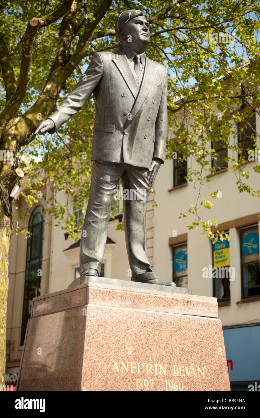 Statua di Aneurin Bevan fondatore del Servizio Sanitario Nazionale britannico centro di Cardiff Wales UK Foto Stock