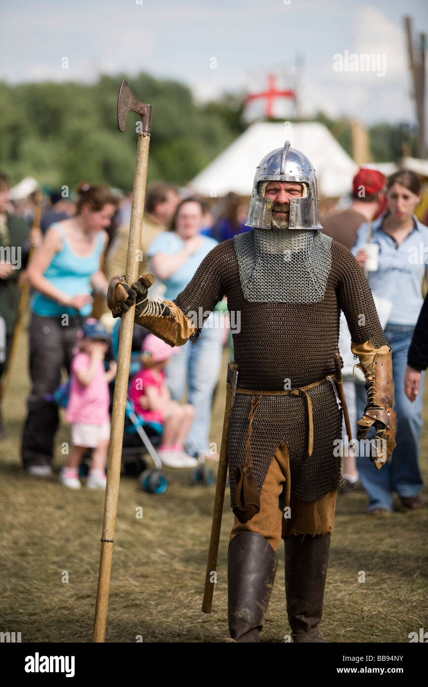 Reenactor vestito di corazza tenendo un'ascia, Tewkesbury Festival Medievale 2008 Foto Stock
