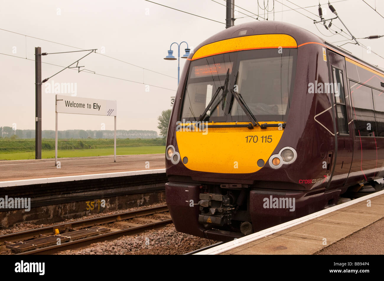 Locale dei pendolari in attesa del treno alla stazione di Ely Foto Stock