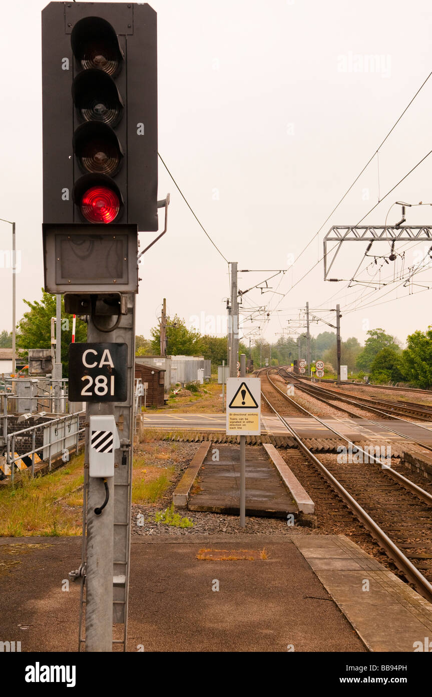 Fermata ferroviaria di segnale in uscita ad una stazione ferroviaria Foto Stock