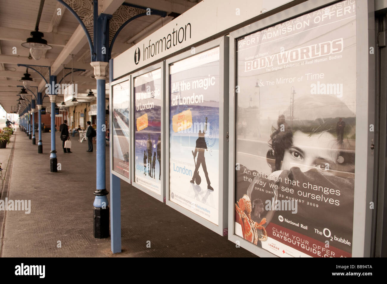 Manifesti per la pubblicità dell'atrio a Ely Stazione Ferroviaria nel Regno Unito nel riparo della tettoia di overhead Foto Stock