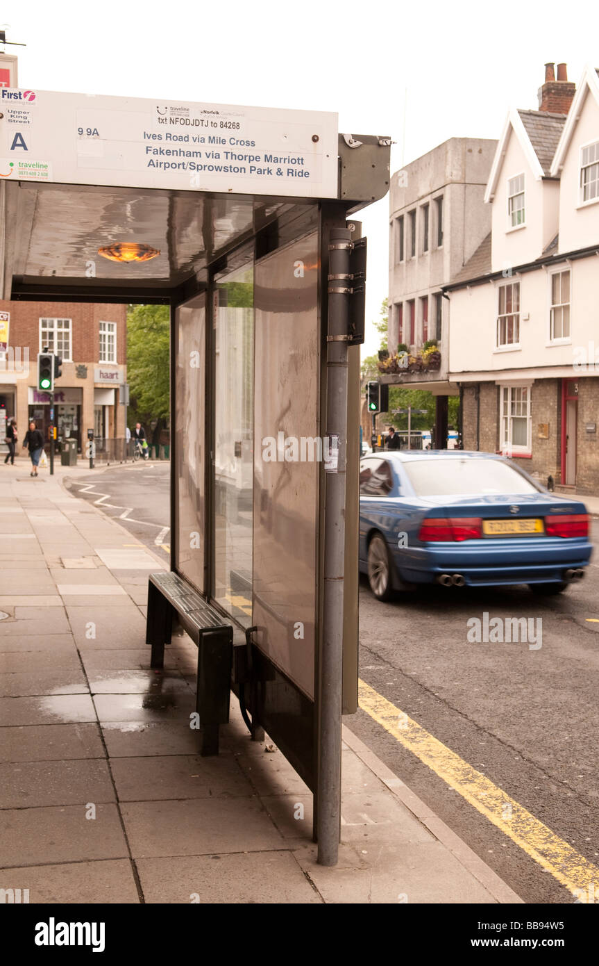 Il bus shelter con traffico passante in Norwich Norfolk REGNO UNITO Foto Stock