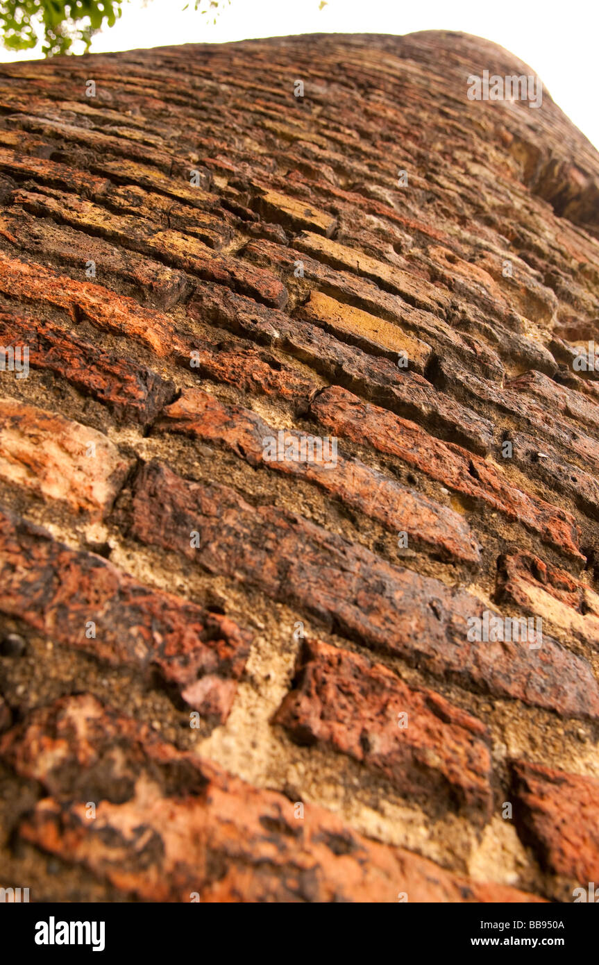 Robusta muratura delle vecchie mura della città lasciato riposare in un parco in Norwich Foto Stock