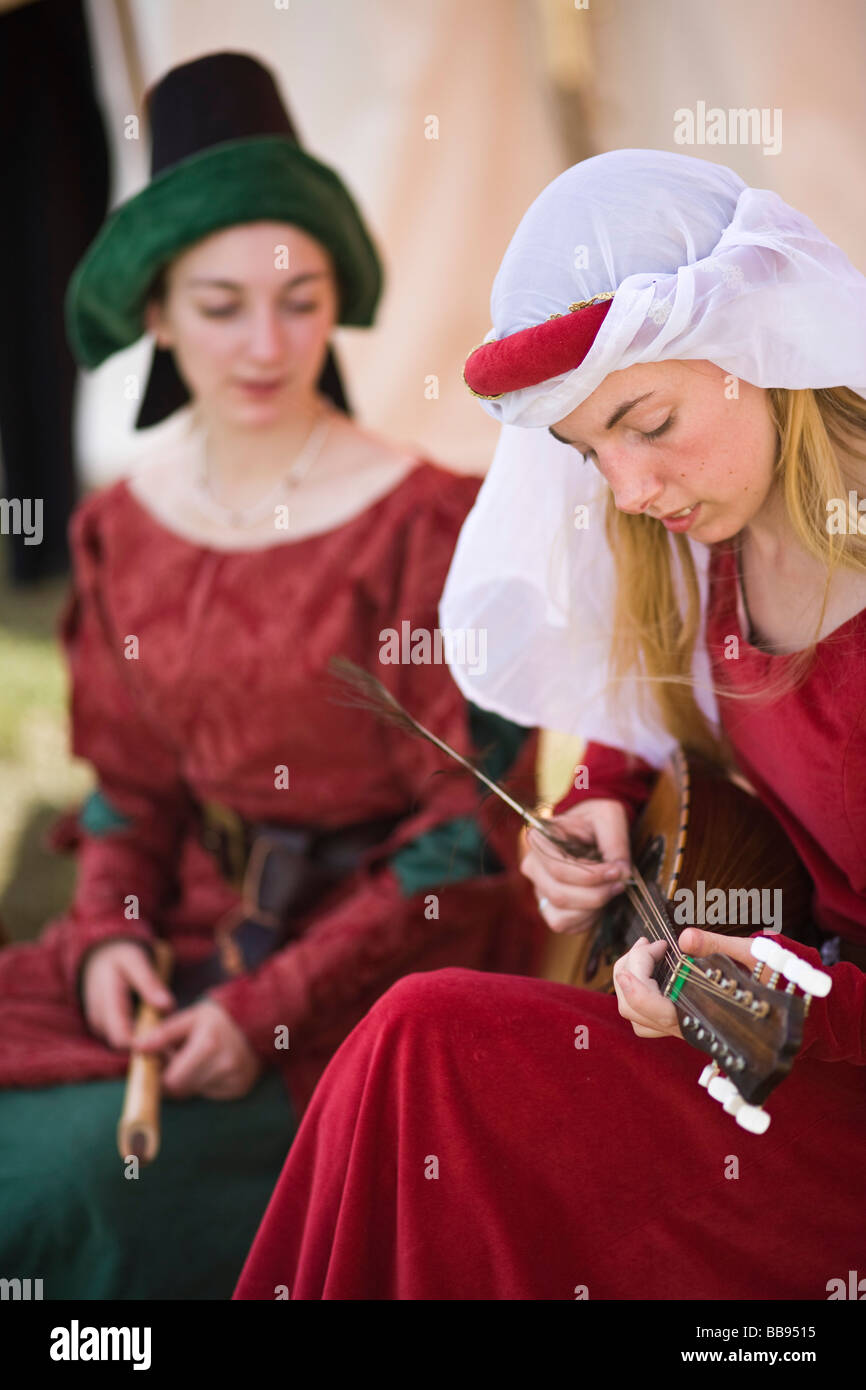 Reenactors suonare strumenti medievali a reeactment medievale, Tewkesbury, Regno Unito Foto Stock