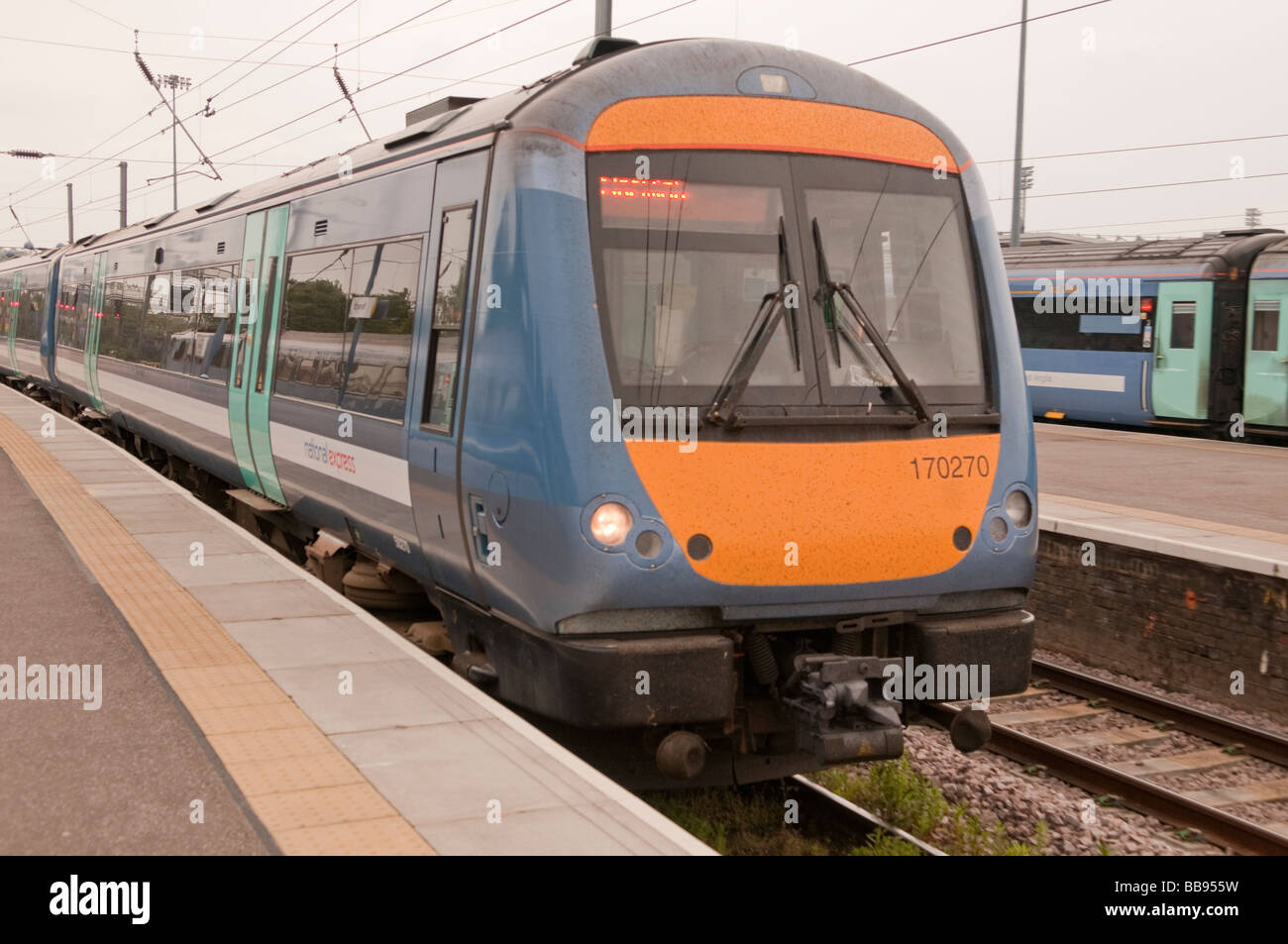 La National Express il tipo di DMU 170 turbostar arriva alla stazione di Norwich con carrelli HST in background Foto Stock