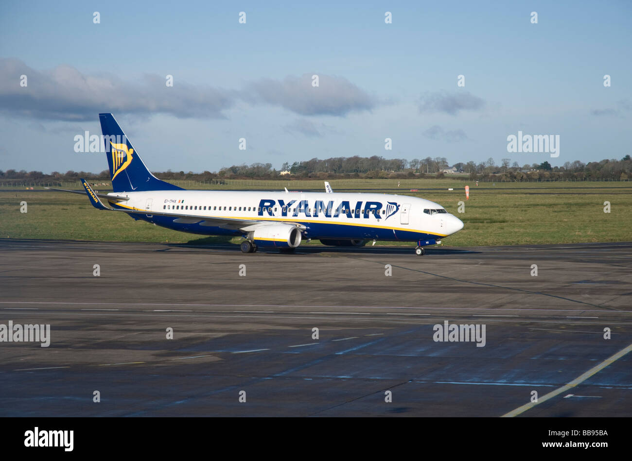 Un commerciale di ryanair jet del passeggero all'aeroporto di Dublino in Irlanda Foto Stock