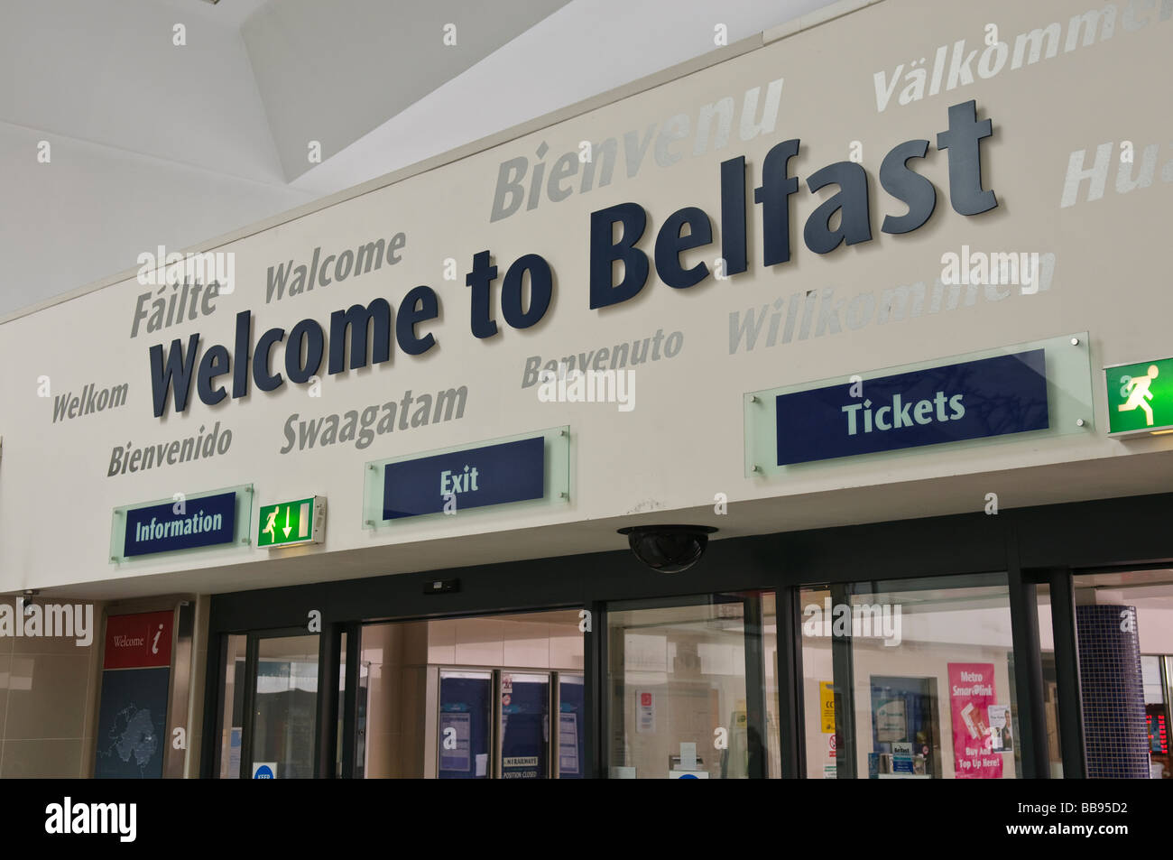 "Benvenuti a Belfast' segno sopra le porte a Belfast la Stazione Ferroviaria Centrale Foto Stock