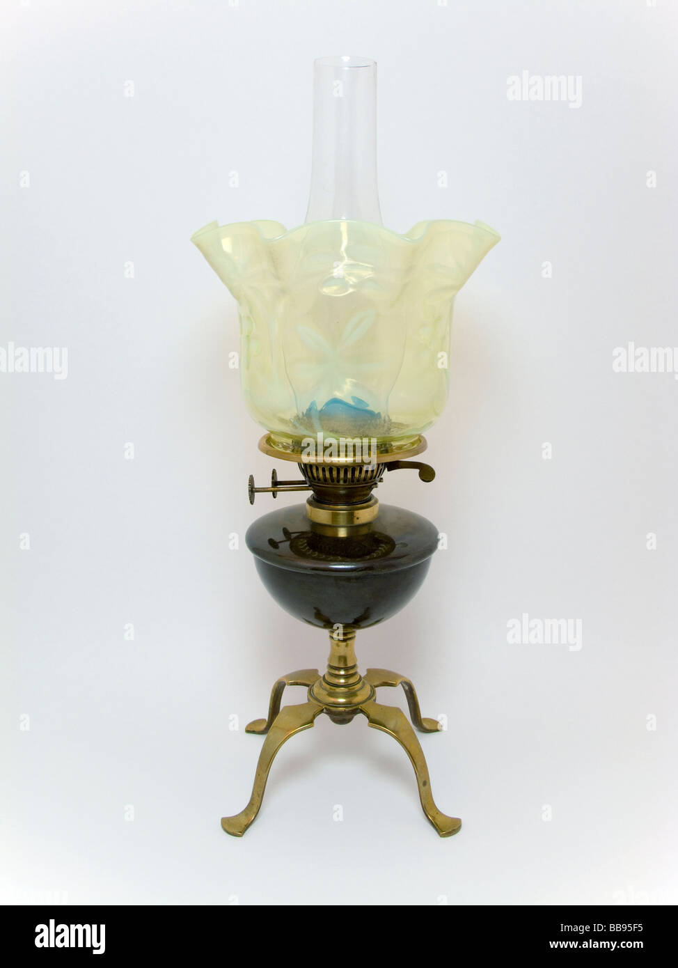 Antique W. A. S. Benson lampada a petrolio con Whitefriars opalescente ombra circa 1890. Inglese arti e mestieri Foto Stock