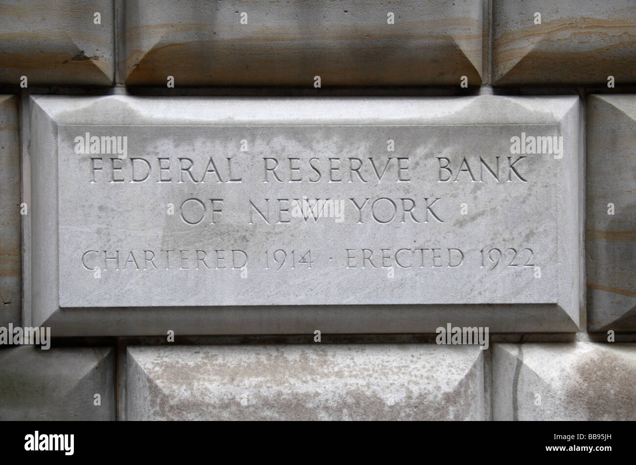 Monumento di pietra su la Federal Reserve Bank di New York. Foto Stock