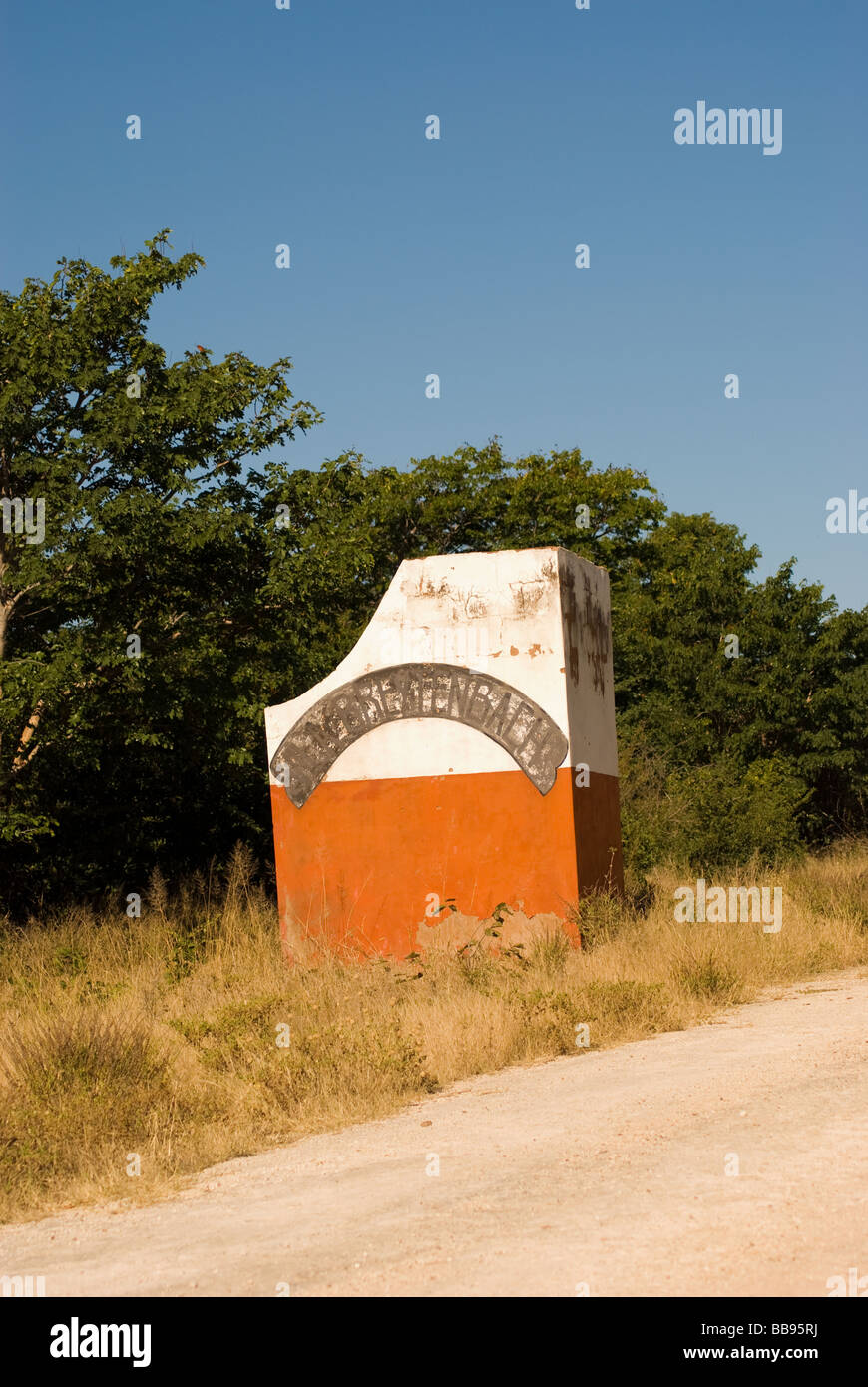 L'ingresso alla ex Buffalo base militare nel Caprivi Orientale, casa di 32 Battaglione, SANDF durante la guerra di confine con l'Angola. Foto Stock