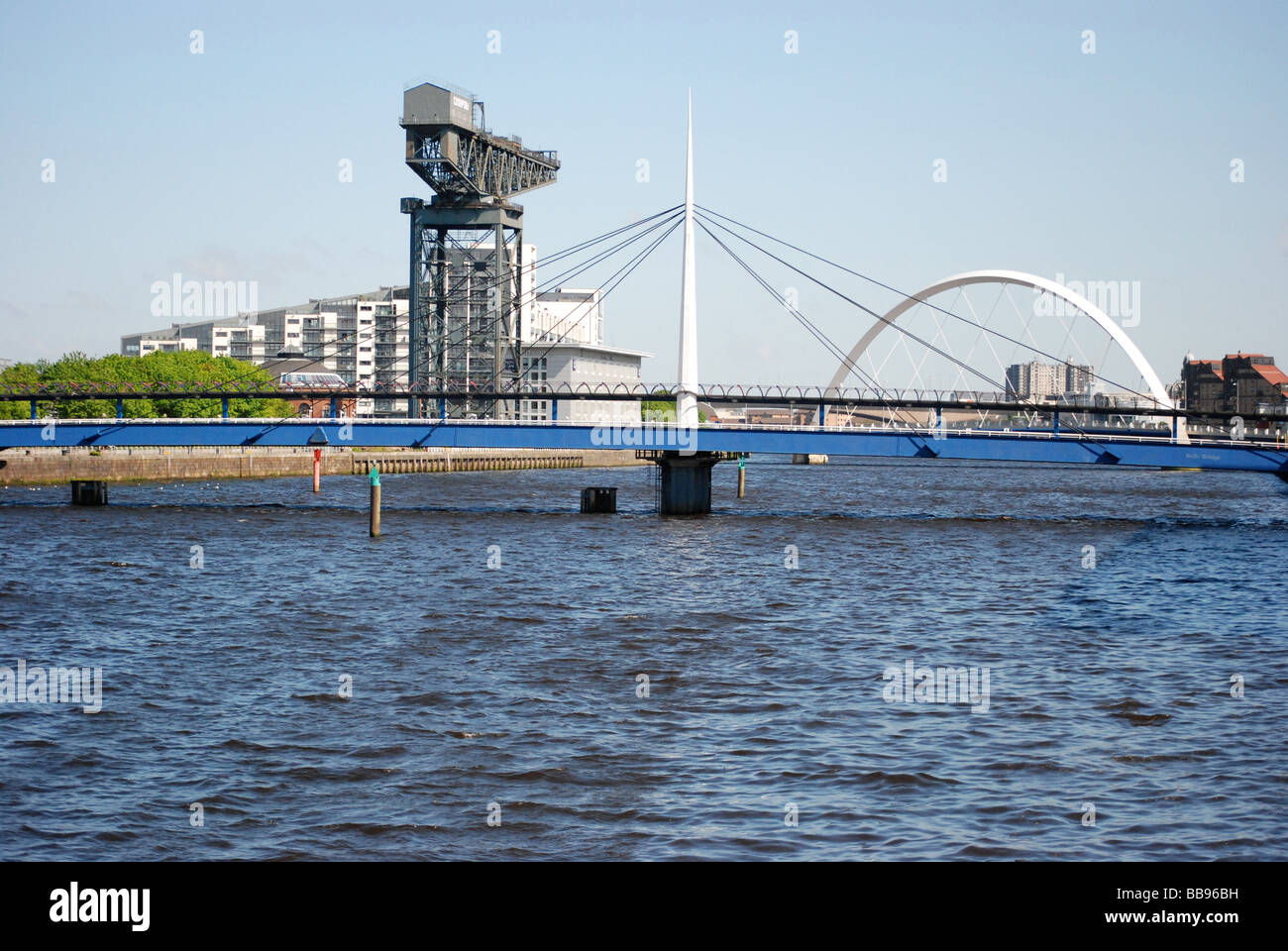 Glasgow Fiume Clyde vista Squinty Bridge (Clyde Arc) e Finnieston gru Foto Stock