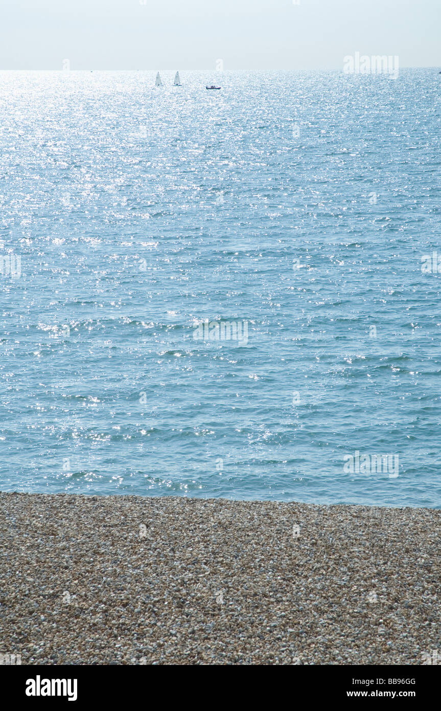 Spiaggia e mare orizzonte con barche Foto Stock