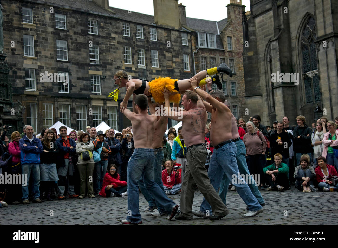 Street Performer intrattiene il pubblico con la partecipazione di formare elementi maschio Edinburgh Fringe Festival Scozia UK Europa Foto Stock
