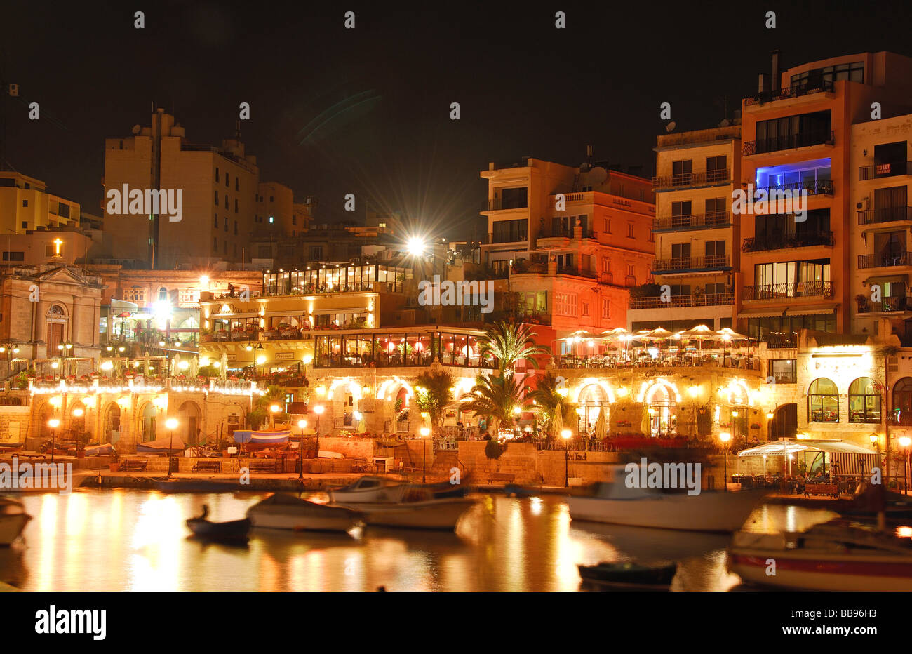 MALTA. Una vista serale di Spinola Bay a St Julian's. 2009. Foto Stock