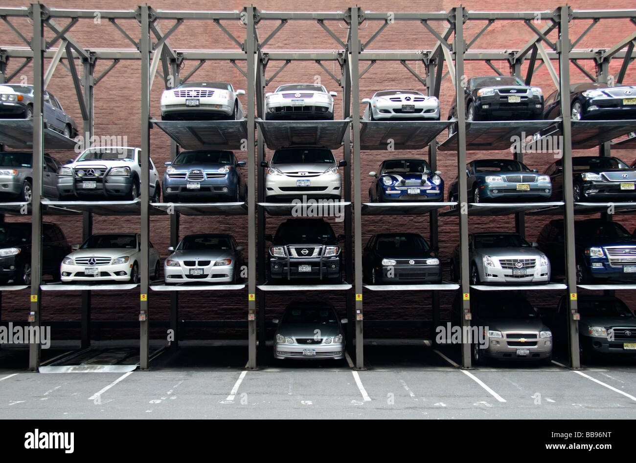 Un multi livello, impilati auto sistema di parcheggio nella zona di Soho di New York City. Foto Stock