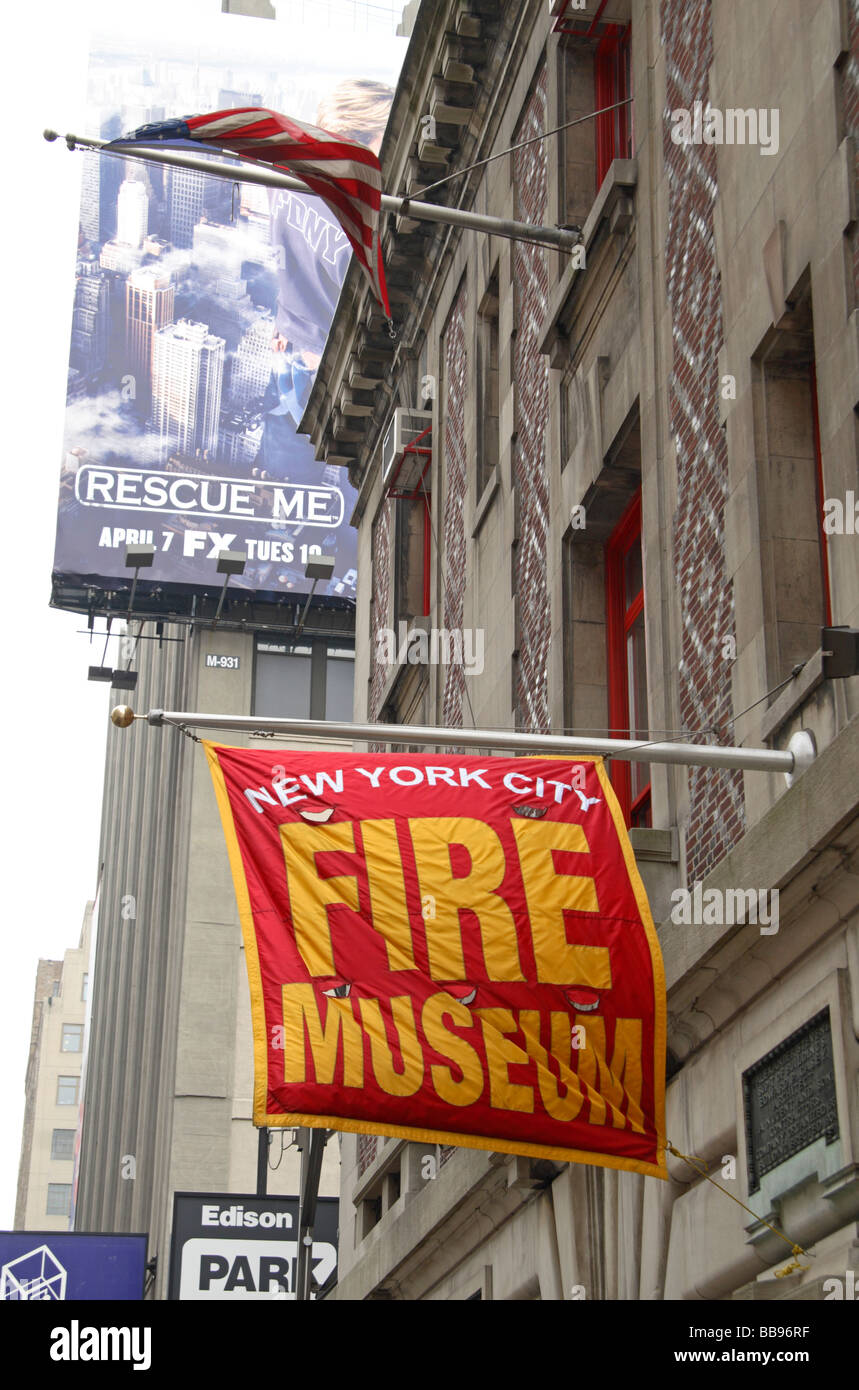 Una bandiera sopra l'ingresso per il New York City Fire Museum di Manhattan con un annuncio per il FX programma televisivo "Rescue me' Foto Stock